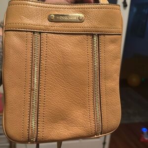 Like new Michael Kors Leather Crossbody Bag EUC